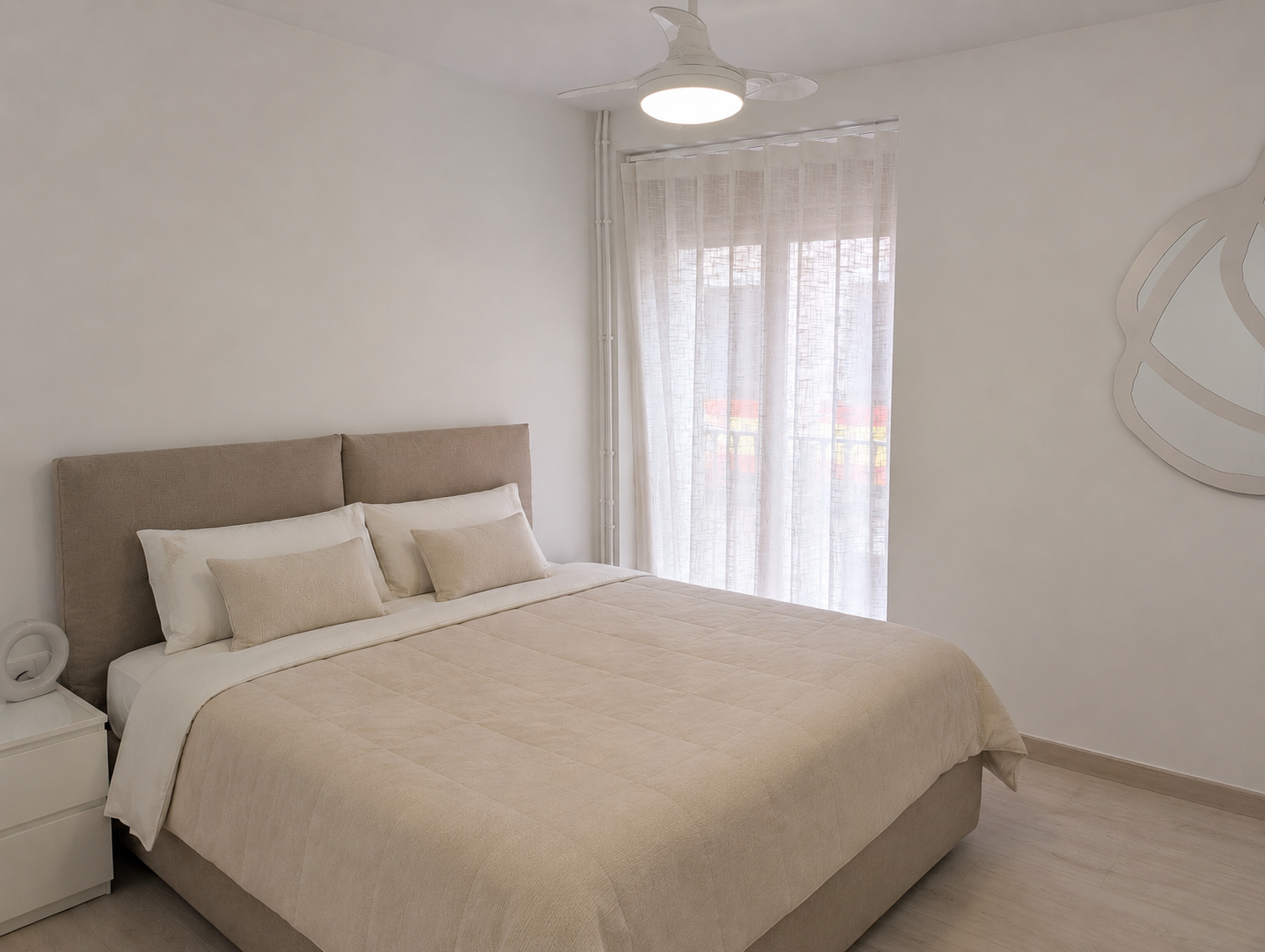 Habitación principal con cama de matrimonio